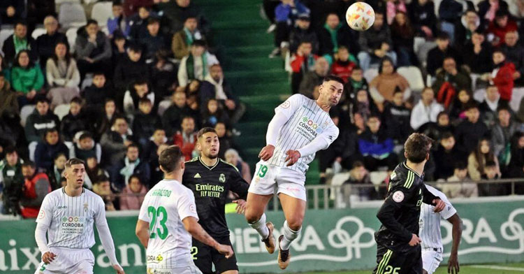 Kike Márquez gana un balón aéreo en el encuentro frente al Real Madrid Castilla. Foto: CCF
