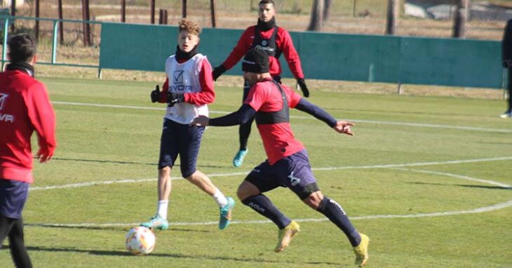 Kike Márquez antes de golpear el balón con Simo al fondo, dos futbolistas que deberían dar un paso al frente para mejorar sus aportaciones al equipo.