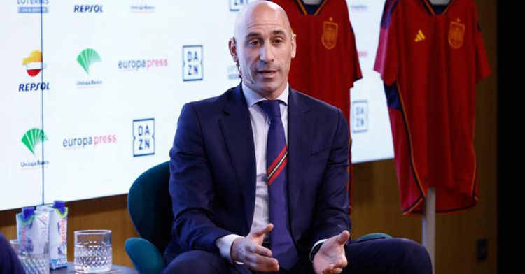 Luis Rubiales atendiendo a los medios