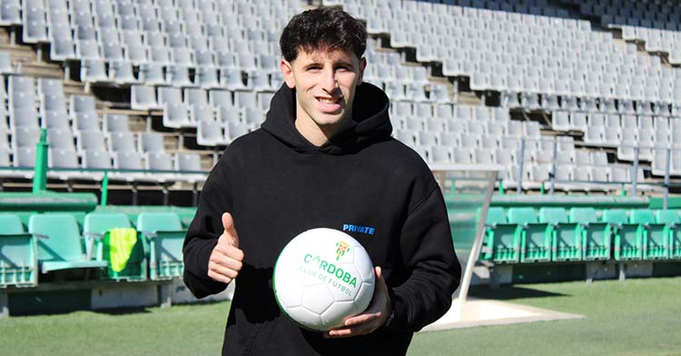 Marco Camus mostrando su pulgar a la cámara de Cordobadeporte sosteniendo el balón cordobesista.