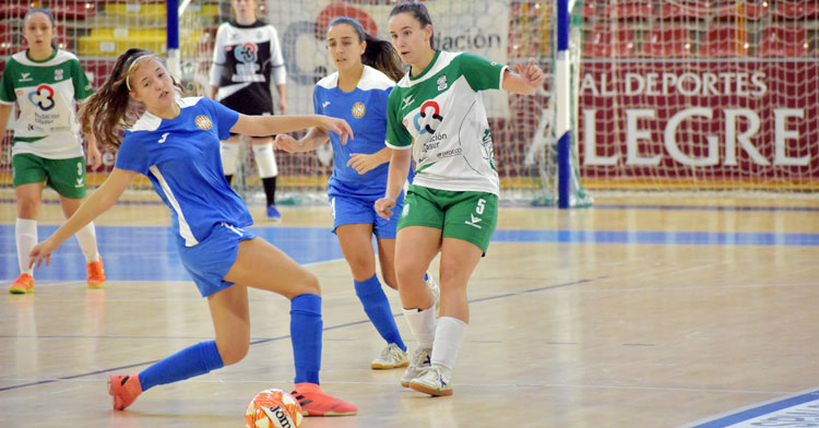 María Calañas trata de dar un pase ante una rival. Foto: Rafael Santiago