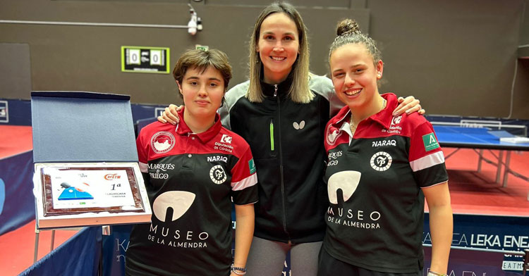 Marija Galonja, emblema del Museo de la Almendra Francisco Morales, posa junto a Isabel Conchillo y Lucía López tras los Trials de Irún