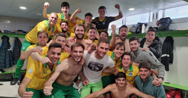 Los jugadores vinícolas celebrando los tres puntos en el vestuario. Foto: Montilla CF