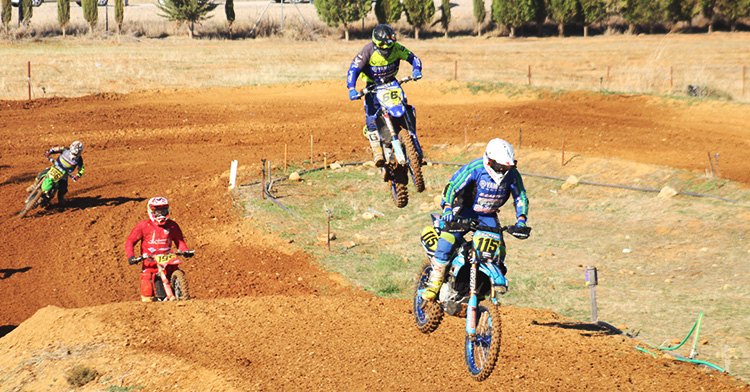 Varios pilotos volando por el circuito de El Pinillo.