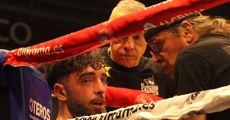 La mirada perdida de José Luis Navarro Jr tras el KO sufrido en la disputa del Campeona de España de los Supermedio.