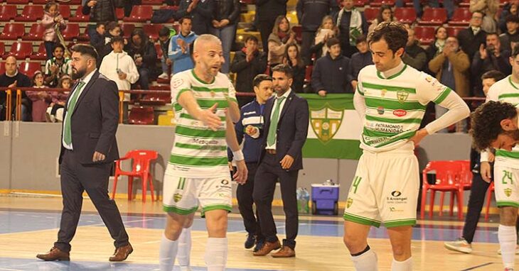 Rotos. Pablo del Moral muestra su pesar con un Miguelín que gesticula, mientras Josan González intenta animar a sus jugadores tras la dura derrota ante el Palma Futsal.