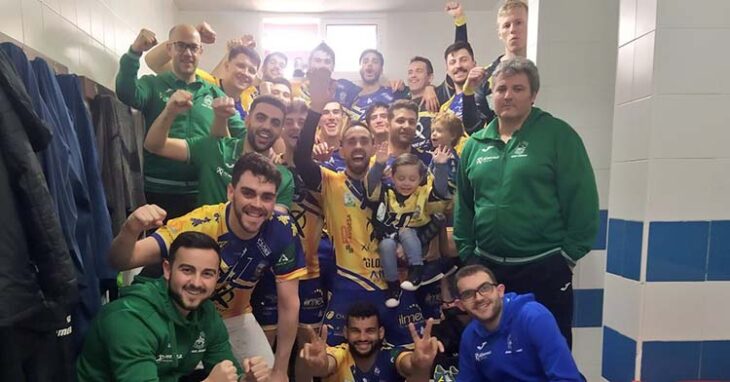 Paco Bustos celebrado con su plantilla el triunfo del pasado domingo ante el Atlético Valladolid que le acerca a la permanencia.