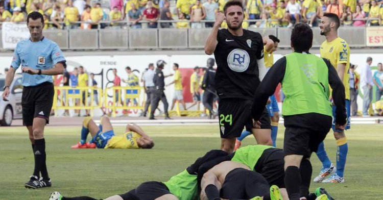 Pelayo, con el dorsal 24, acude a celebrar con sus compañeros el ascenso del Córdoba en Las Palmas en 2014.