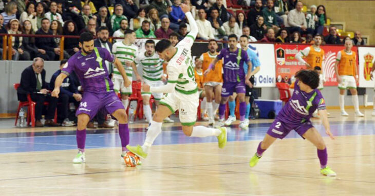 Lucas Perin sale trompicado en un ataque ante el Mallorca Palma Futsal. Foto: Córdoba Futsal