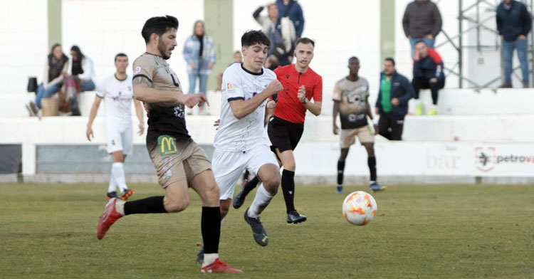 Dani Espejo pelea una pelota con el jugador del cuadro pozoalbense Hugo. Foto: CD Pozoblanco