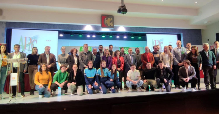 La foto de familia de los premiados del año 2022 de la APDC. Foto: Álex López