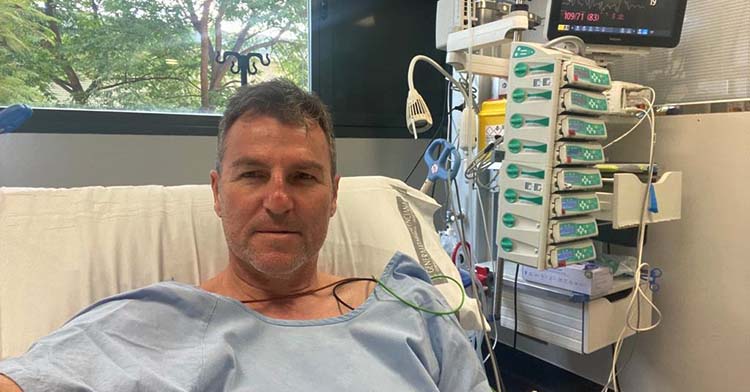 Robert Fernández en el Hospital tras superar el infarto sufrido este sábado.