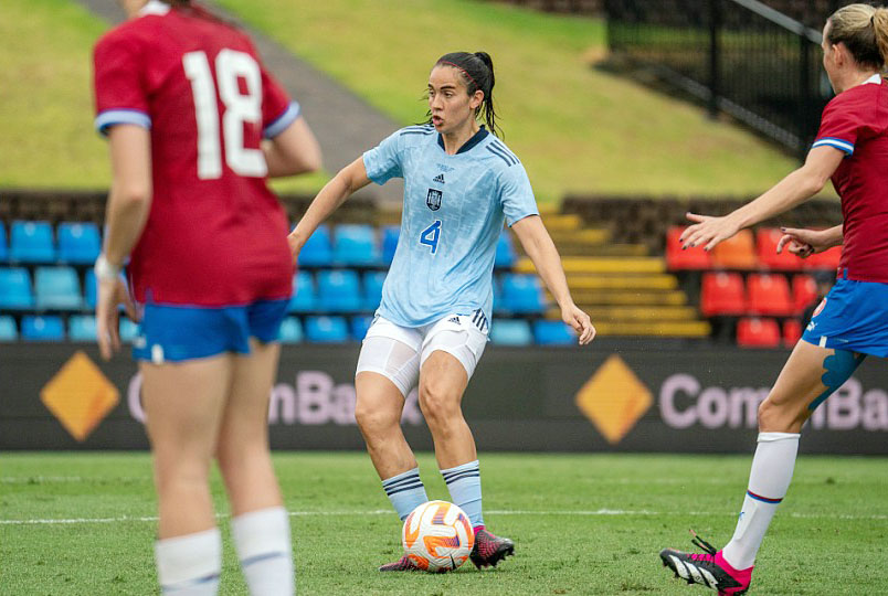 Rocío Gálvez trata de dar un pase en encuentro ante la República Checa. Foto: RFEF