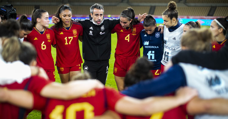 Rocío Gálvez, con el dorsal 4, junto al seleccionador Jorge Vilda. Foto: RFEF