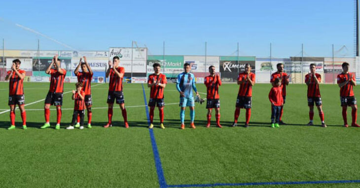 Los jugadores rojinegros aplaudiendo a la grada del Polinario. Foto: Tino Navas / Salerm Puente Genil