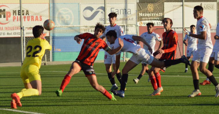 Salva Vegas trata de rematar en el partido ante el Sevilla C. Foto: Tino Navas / Salerm Puente Genil