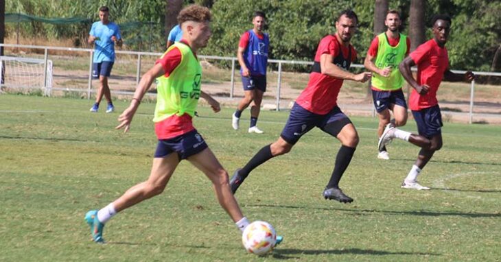 Simo conduciendo el balón ante Miguel de las Cuevas.