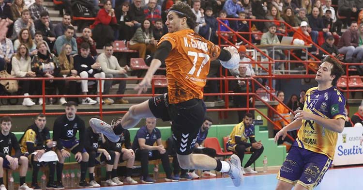 El extremo argentino del Torrelavega dejando atrás a Luisfe Reina.