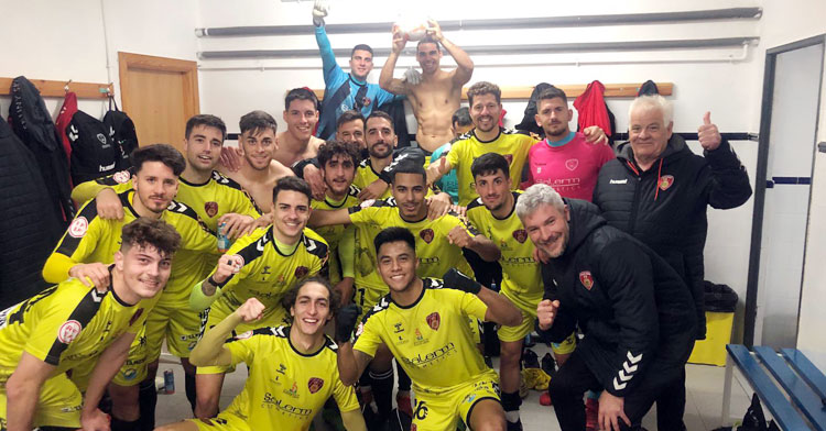 La euforia pontana tras la victoria, con Rubén Jurado enseñando al fondo el balón del encuentro por su hat-trick. Foto: @SalermPG