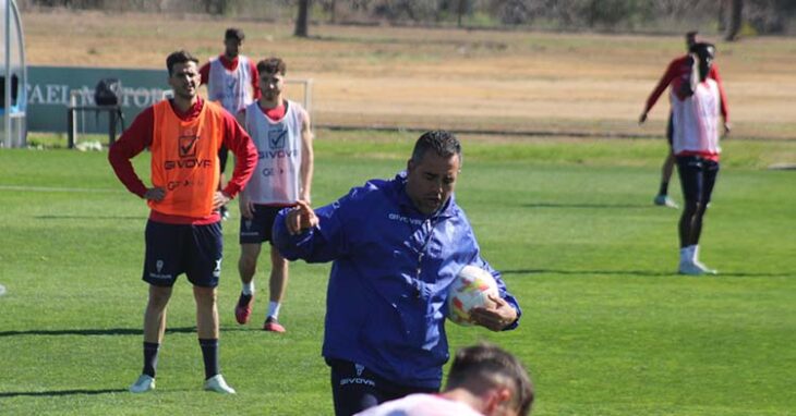 Germán Crespo dando instrucciones a sus hombres, con un recuperado Juan Villar al fondo.