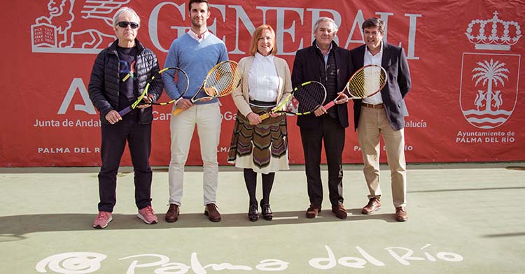 Organizadores y patrocinadores del Open Generali Ciudad de Palma del Río posan en las pistas de El Pandero.