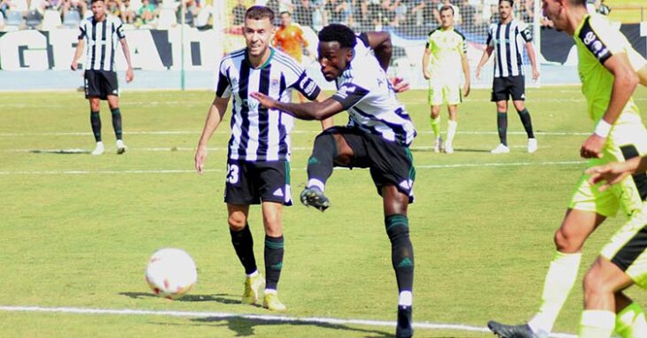 El portugués Adilson buscando el tiro a puerta con el Badajoz.