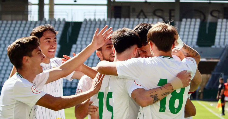 Los jugadores cordobesistas celebrando el tanto de Ismael con el que tumbaron al líder. Foto: CCF