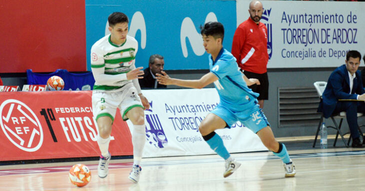 Álex Viana, autor del primer gol blanquiverde en Torrejón de Ardoz, en una jugada con Kaito. Foto: Movistar Inter