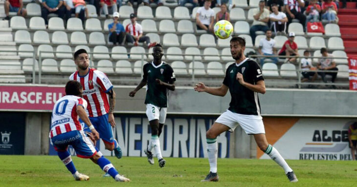 José Antonio González tocando una pelota con la cabeza en el último Algeciras-Córdoba, en 2019. Foto: CCF