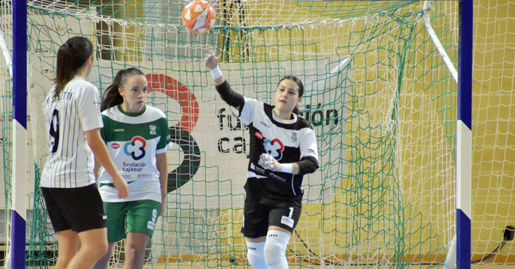 Ana Dolores Rodríguez realizando un saque de puerta con la mano. Foto: Rafa Santiago