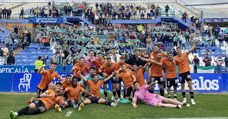 Los jugadores del equipo antequerano posan junto a sus aficionados desplazados al Colombino tras su triunfo hace unos días. Foto: Antequera CF