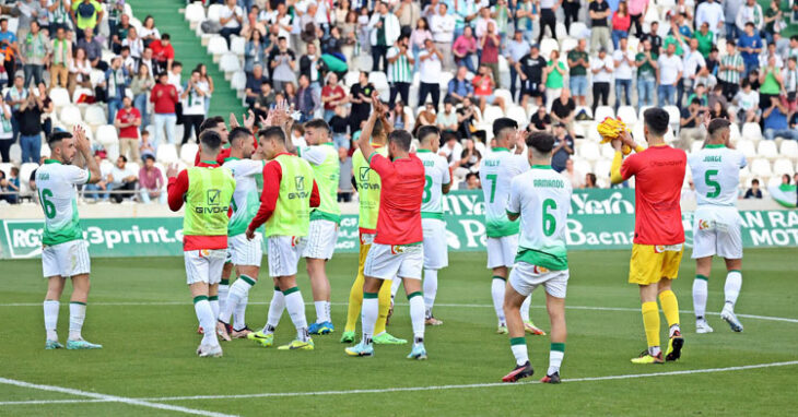 Los jugadores del Córdoba aplaudiendo al cordobesismo tras la suspensión del partido tras la parada cardíaca sufrida por Gudelj.