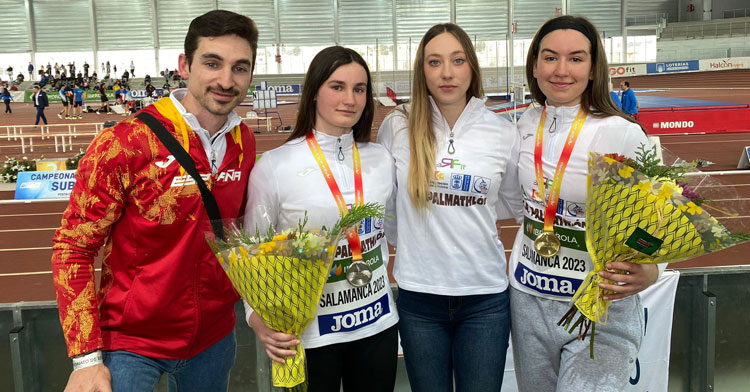 Las dos medallistas junto a la campeona Ana Chacón y su entrenador, José Javier Blasco. Foto: Palmathlón