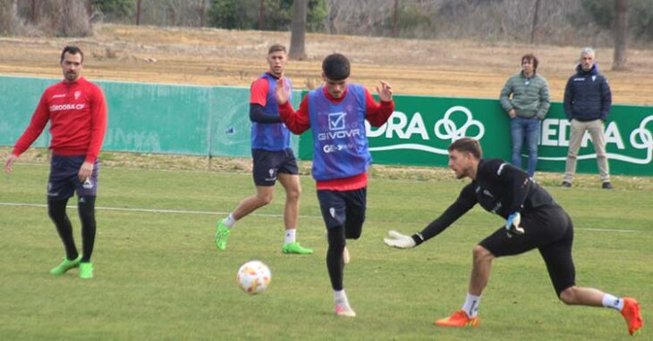 Carlos Marín pone en juego el balón ante el chaval Geovanni Barba, con Miguel de las Cuevas al fondo.