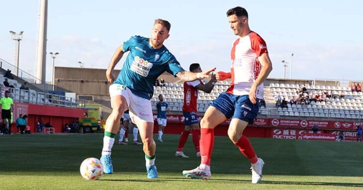 Antonio Casas encarando a un jugador del Algeciras.