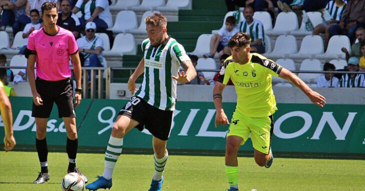 Casas controla el esférico en el Córdoba-Ceuta del curso pasado en Segunda RFEF. Foto: CCF