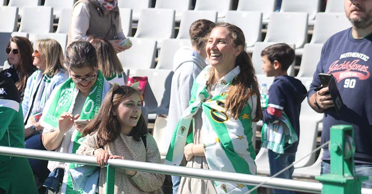 Madre e hija entregadas con los colores cordobesistas.