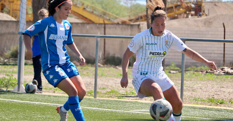 Cintia trata de domar una pelota en presencia de una jugadora herculina. Foto: CCF