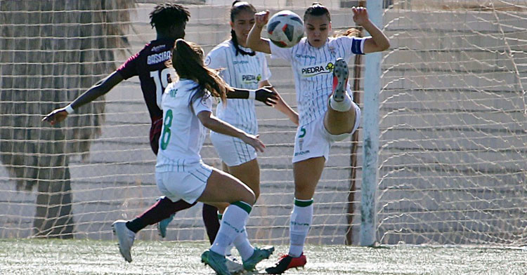 Yanire intenta un despeje contundente en el duelo ante el DUX Logroño de ida en la Ciudad Deportiva. Foto: CCF