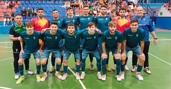 La formación de Lolo Vinos posando en Coín. Foto: Córdoba Futsal