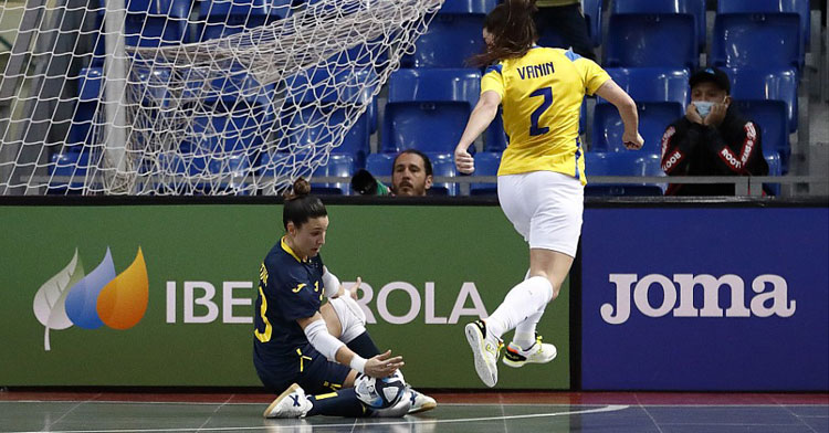 Cristina García tapa ante una jugadora brasileña. Foto: RFEF