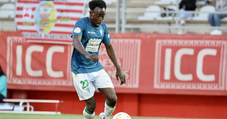 Diarra avanzando con el balón controlado.