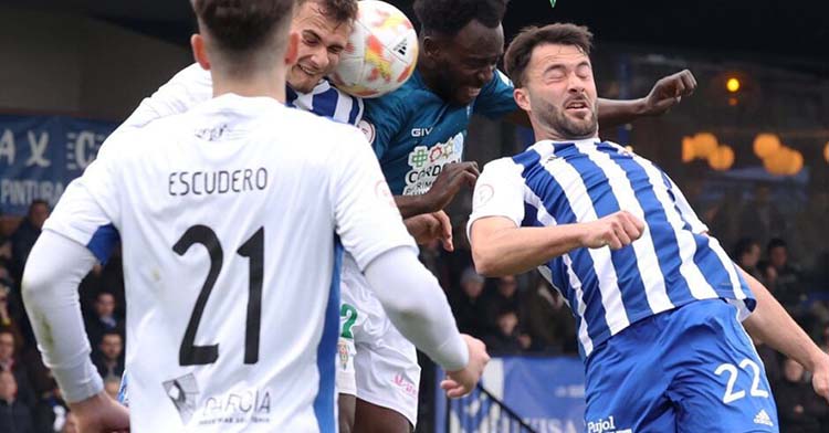 Diarra disputa un balón entre tres jugadores del Talavera.
