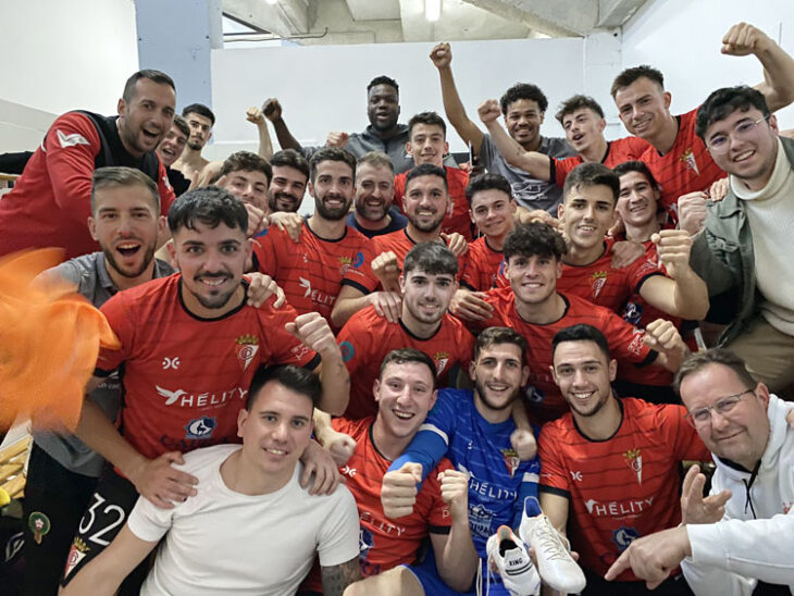 Los jugadores rojillos celebrando su victoria. Foto: Hélity Egabrense