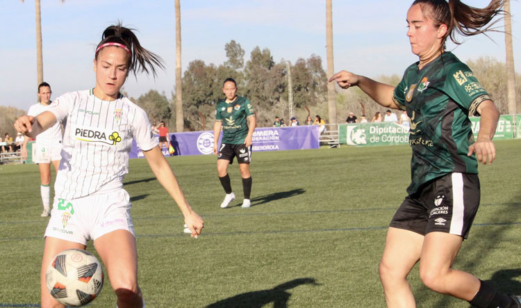 Elisa Tomé intenta rescatar una pelota en presencia de una jugadora cacereña. Foto: CCF