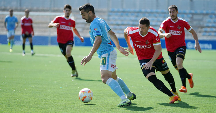 Santacruz persigue a Antonio Pino en el partido entre Ciudad de Lucena y Espeleño. Foto: Antonio Dávila / Ciudad de Lucena