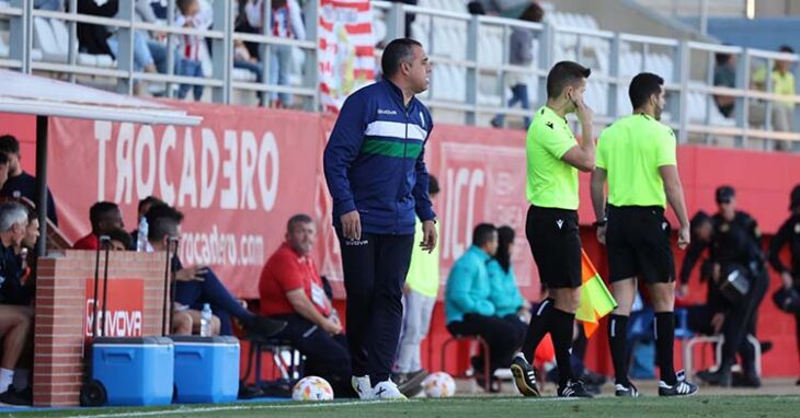 VÍDEO | El entrenador del #CordobaCF apuntó que "esa dinámica y el nerviosismo se transmitió en el juego", que en el caso de su equipo "faltó leer mejor el partido" tras adelantarse en el marcador #AlgecirasCordoba #PrimeraFederacion https://cordobadeporte.com/german-crespo-se-vio-en-el-campo-que-los-dos-equipos-estaba-muy-necesitados/