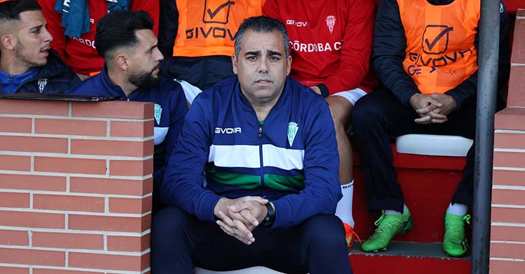 Germán Crespo en el banquillo del Nuevo Mirador de Algeciras.