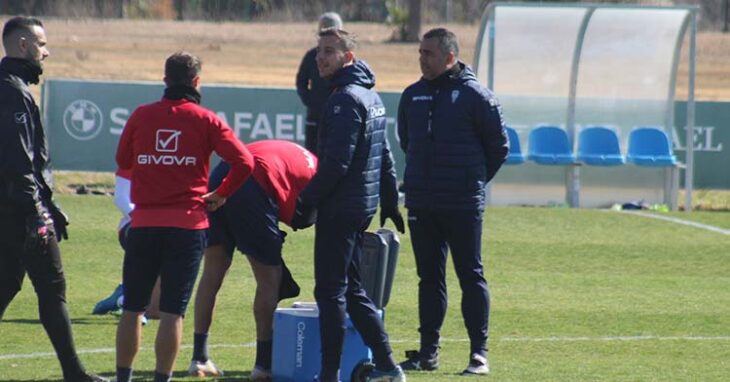 Germán Crespo observando a sus jugadores al término de la sesión.