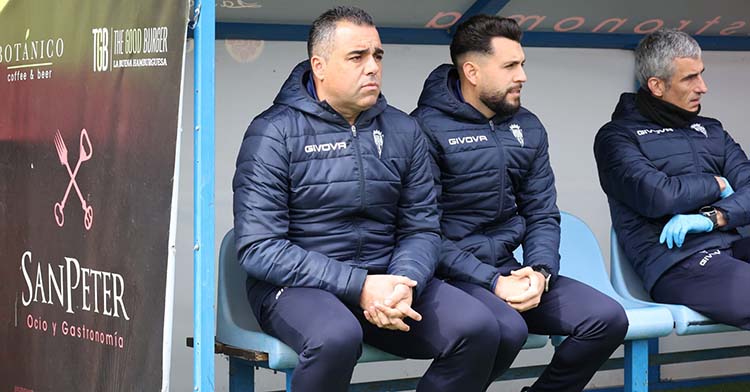 Germán Crespo en el banquillo de El Prado junto a su segundo.